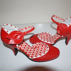 XOXO Footwear Women's Vintage red/white high heels